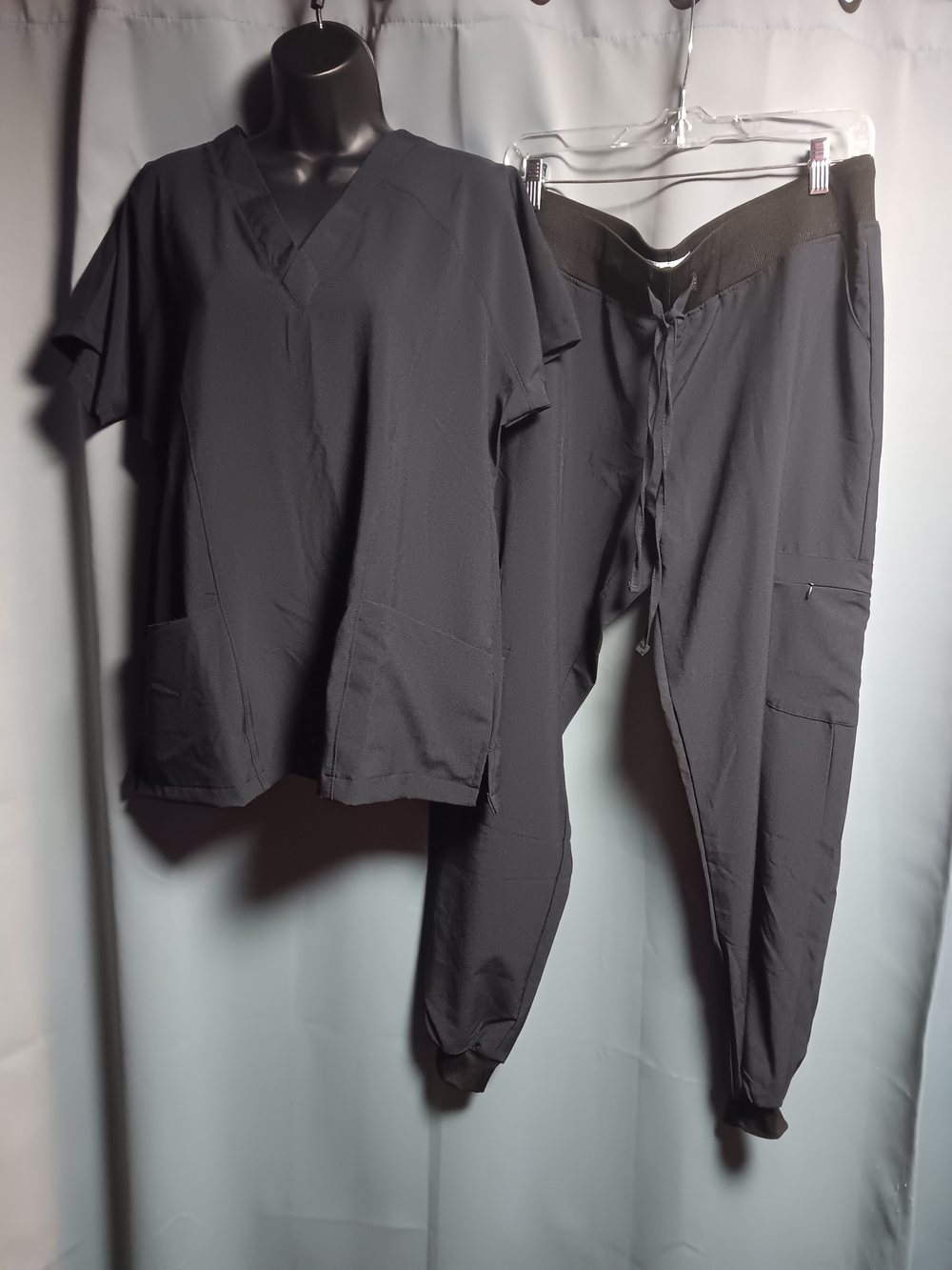Women’s Crown 7 Scrub Top & Jogger Pants Set - Size Large